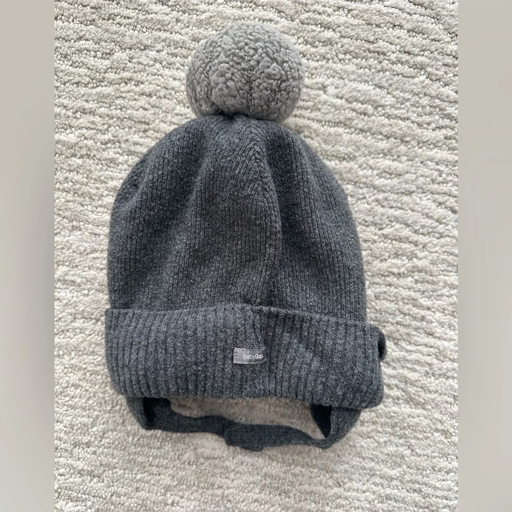 GAP Charcoal Pom Pom Knit Hat Size 18-24M Cozy Winter Gray Beanie Infant Hat